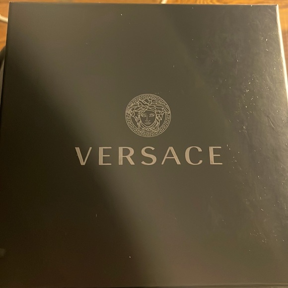 (SALE 🚨) Versace Greca Logo Necklace (Exclusive) - Picture 3 of 10